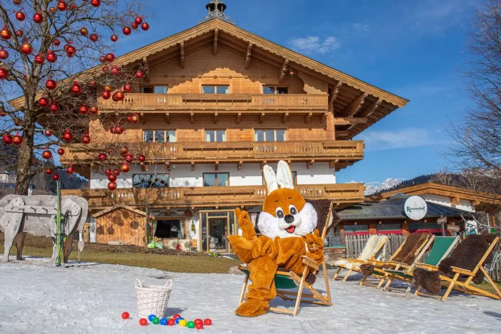 Osterhase vor dem Rasmushof in Kitzbühel