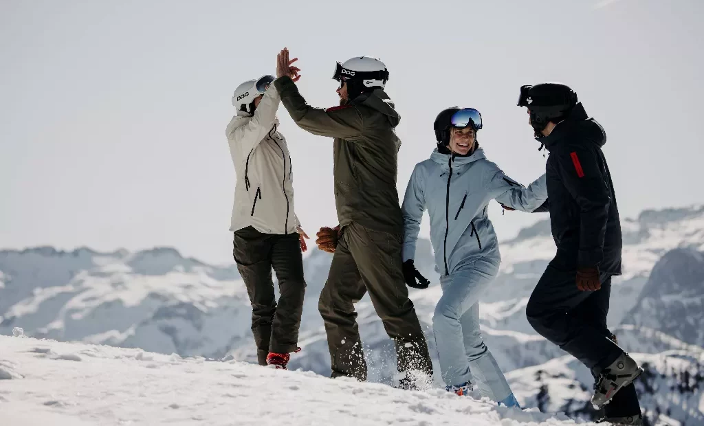 Drei Leute stehen auf einem schneebedeckten Hügel