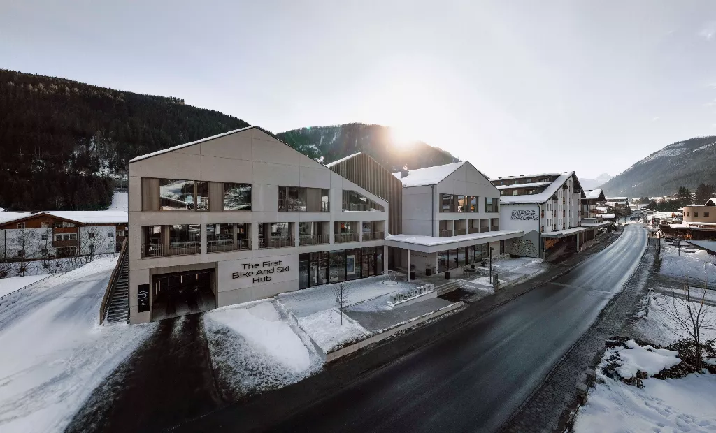 Blick auf das verschneite DIPS & DROPS in Flachau