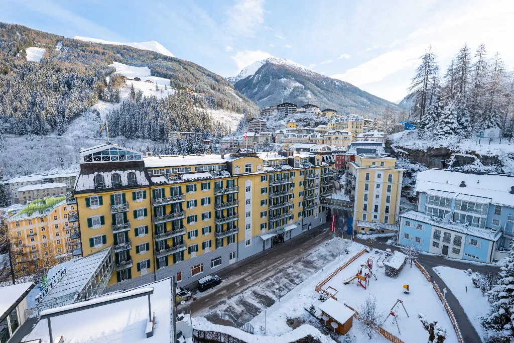 ein Blick auf die Berge und ins Skigebiet beim MONDI Resort Gastein