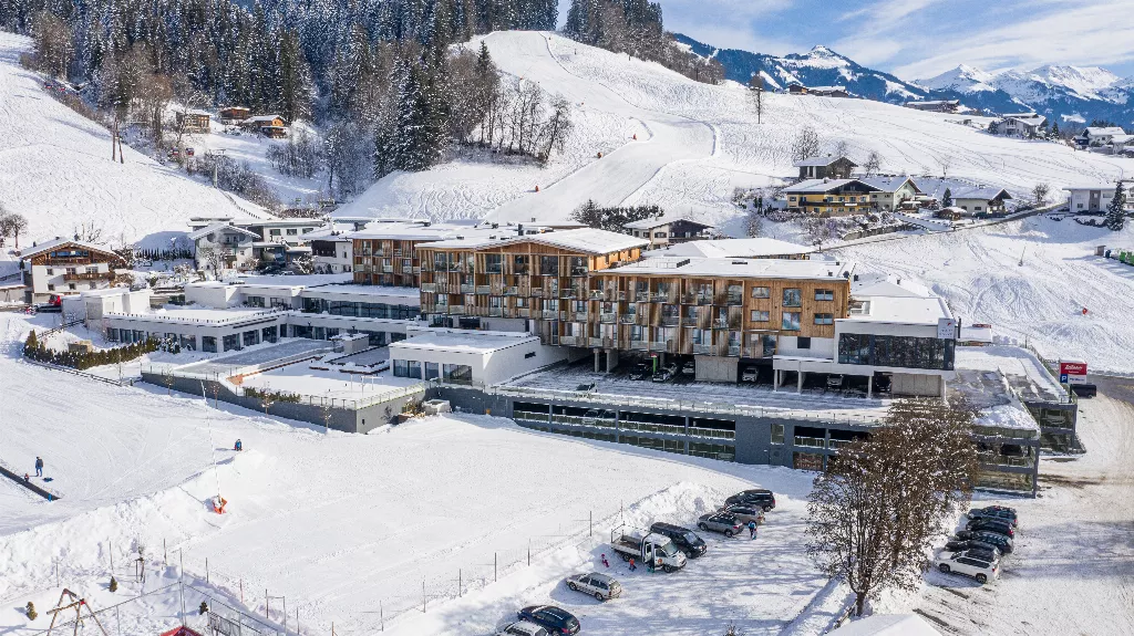 Blick auf das verschneite Das Hohe Salve Sportresort in Tirol