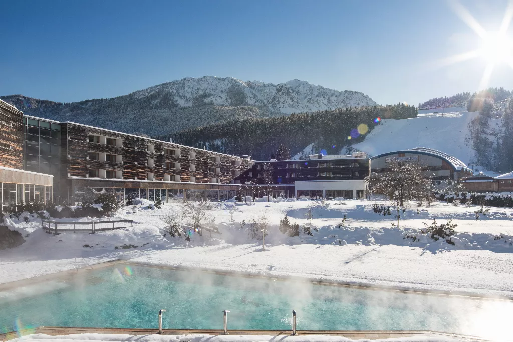 der heiße Außenpool eines Hotels mit Schnee rundherum